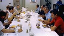 Poslední snídaně posádky mise Apollo 16 na Zemi. U stolu s astronauty sedí jejich kolegové z pozemního týmu.