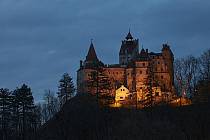 Traduje se, že hrad Bran inspiroval spisovatele Brama Stokera při popisu tajemného sídla krvelačného hraběte Drákuly