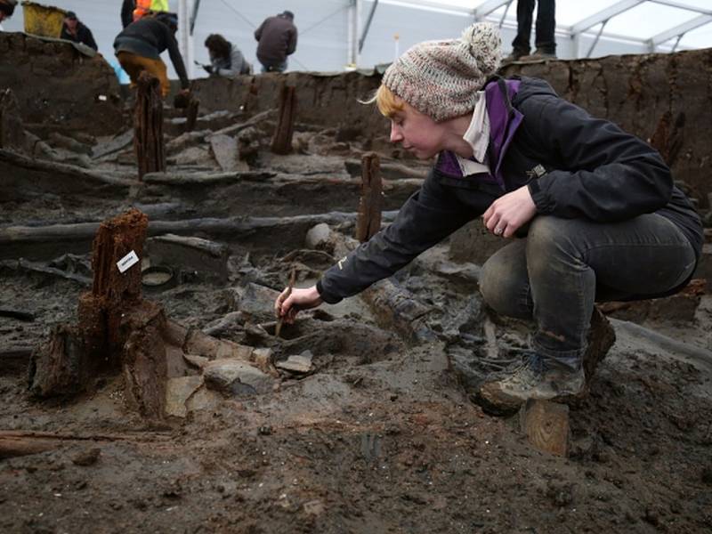 Archeologové sotva začali s delikátním úkolem odhalit jejich obsah, ale už nyní vykopávky vynesly na světlo „úžasné artefakty". 