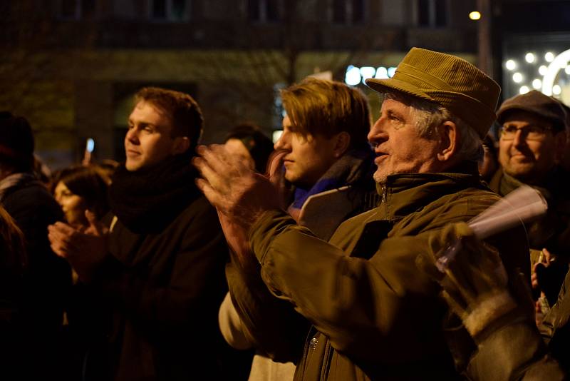 Tisíce lidí protestovali na náměstí Svobody v Brně proti takzvané mlátičce Zdeňkovi Ondráčkovi.