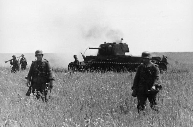Německá pěchota v bitvě u Kurska, červenec 1943. V pozadí je vidět zničený sovětský tank KV-1