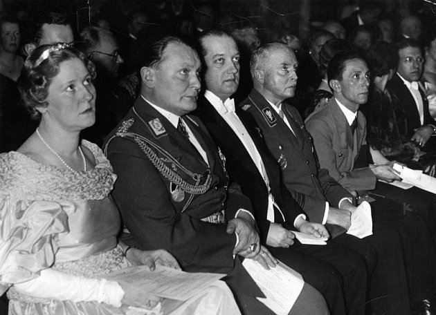 Hermann Göring a jeho druhá manželka Emmy, bývalá herečka, ve společnosti.