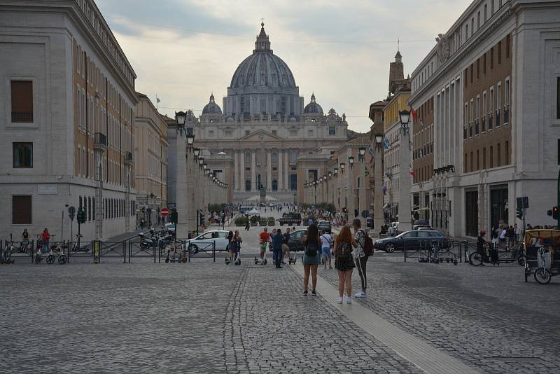 Pohled na ulici vedoucí ke Svatopetrskému náměstí a bazilice sv. Petra. Když vysílali první papežův projev po atentátu, život na ní se zastavil.