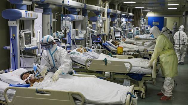 Zdravotníci ošetřují pacienty s koronavirem v nemocnici v čínském městě Wu-chan na snímmku