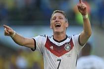 Bastian Schweinsteiger z Německa se raduje z gólu proti Francii.