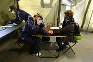 V odběrovém stanu v Kateřinské zahradě v Praze začalo 23. dubna 2020 testování dobrovolníků do studie kolektivní imunity vůči koronaviru. Studie má ukázat, jaký podíl obyvatel už má proti koronaviru protilátky a získal případně imunitu