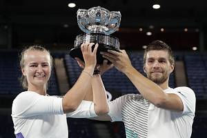Česká tenistka Barbora Krejčíková a Nikola Mektič z Chorvatska s trofejí pro vítěze mixu na Australian Open