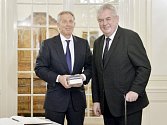 Prezident Miloš Zeman (vpravo) se v Lánech setkal s bývalým britským premiérem Tonym Blairem.