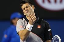 Novak Djokovič není spokojený se svým returnem ve čtvrtfinále Australian Open.