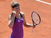 Lucie Šafářová se raduje z postupu do finále turnaje v Praze.