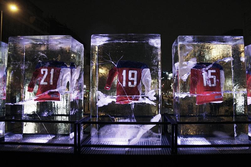 Instalace hokejových dresů v ledových kvádrech pro Nike na pražském Václavském náměstí.