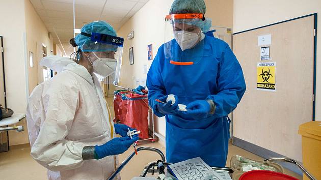 Zdravotníci na covidovém oddělení nemocnice v západočeských Domažlicích během pandemie covidu-19