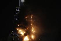 Několik hodin před začátkem novoročních oslav zachvátil budovu luxusního hotelu Address Downtown v centru Dubaje rozsáhlý požár. 