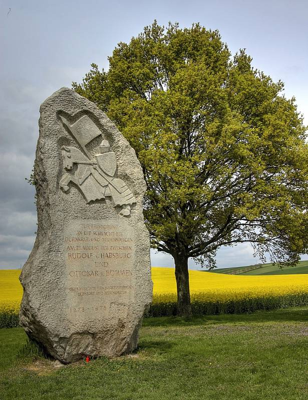 Památník bitvy na Moravském poli mezi vesnicemi Dürnkrut (Suché Kruty) a Jedenspeigen (30 km jižně od Břeclavi)