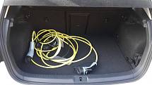 Elektromobil Volkswagen e-Golf, dobíjecí kabely jsou nezbytná výbava