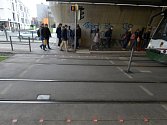 Augsburg instaloval semafory do asfaltu kvůli chodcům s mobily.