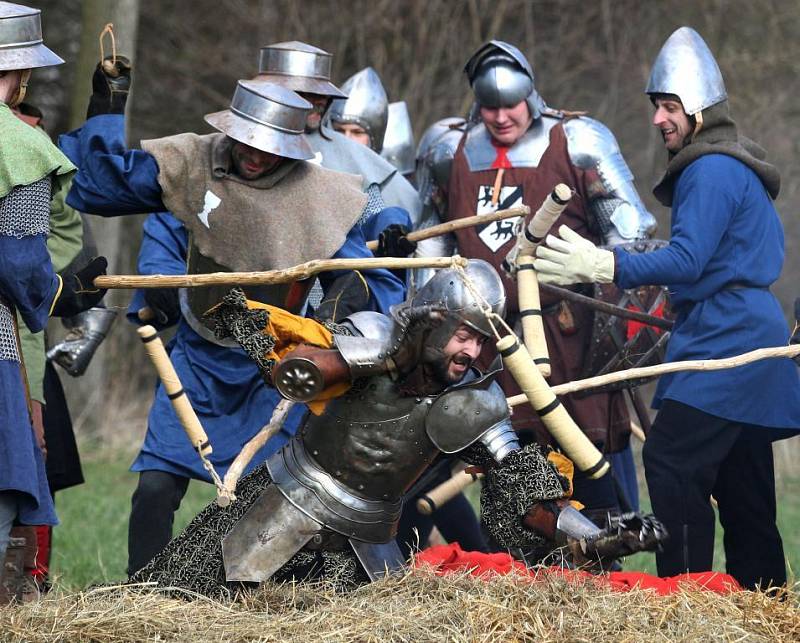 Připomínka křížových výprav v Dohalicích na Královéhradecku. Více jak 130 účastníků se představilo v rekonstrukci husitské bitvy.