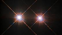 Alfa Centauri je nejbližší hvězdná soustava kromě naší sluneční, kterou známe. Tvoří ji dvojhvězdí Alfa Centauri A a Alfa Centauri B (na snímku) a také slabý červený trpaslík Alfa Centauri C, známý jako Proxima Centauri