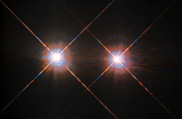 Alfa Centauri je nejbližší hvězdná soustava kromě naší sluneční, kterou známe. Tvoří ji dvojhvězdí Alfa Centauri A a Alfa Centauri B (na snímku) a také slabý červený trpaslík Alfa Centauri C, známý jako Proxima Centauri