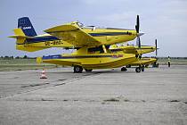 Švédské hasicí letouny Air Tractor AT-802 přistály 29. července 2022 na letišti ve Vodochodech nedaleko Prahy