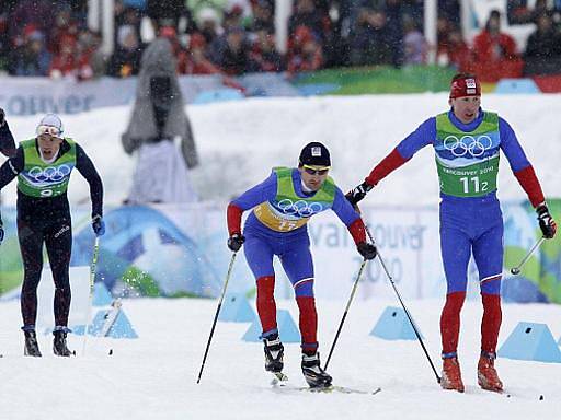 Lukáš Bauer (vpravo) předává štafetu v olympijském závodu ve Vancouveru Jiřímu Magálovi.