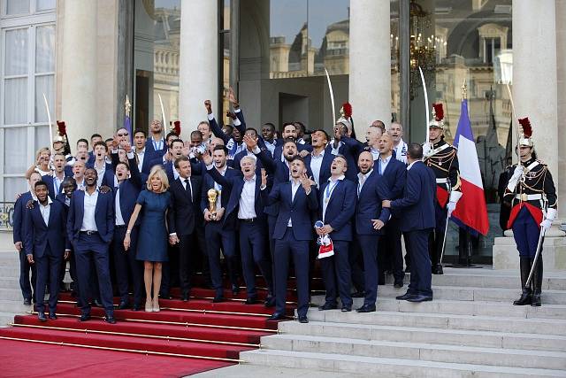 Oslava francouzských fotbalistů s prezidentem Emmanuelem Macronem.