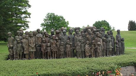 Památník v Lidicích připomíná 82 dětí, které byly zavražděny nacisty. Sochařku Marii Uchytilovou stálo toto dílo život. Do práce se společně s manželem pustila v roce 1975, zemřela roku 1989 ještě před jeho dokončením. 