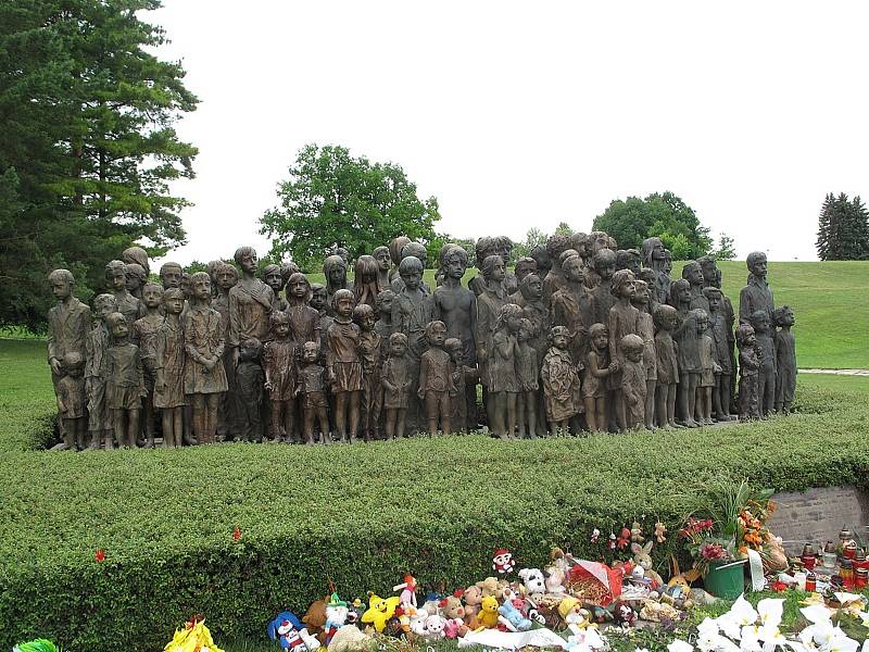 Památník v Lidicích připomíná 82 dětí, které byly zavražděny nacisty. Sochařku Marii Uchytilovou stálo toto dílo život. Do práce se společně s manželem pustila v roce 1975, zemřela roku 1989 ještě před jeho dokončením. 