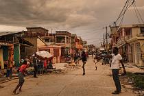 Domy poškozené zemětřesením na ulici ve městě Les Cayes na Haiti, 16. srpna 2021
