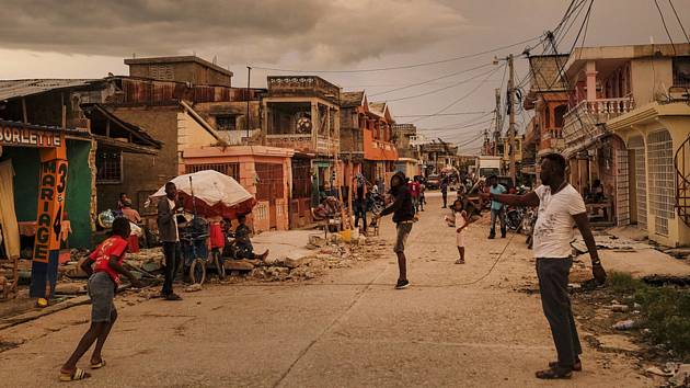 Domy poškozené zemětřesením na ulici ve městě Les Cayes na Haiti, 16. srpna 2021