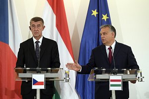 Český premiér Andrej Babiš a jeho maďarský protějšek Viktor Orbán vvstoupili 5. listopadu 2019 na Pražském hradě po jednání premiérů zemí visegrádské skupiny
