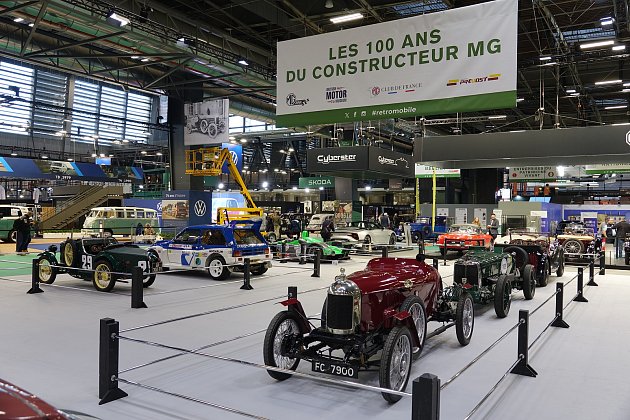 Stánek připomínající 100. výročí založení britské automobilky MG Motors.