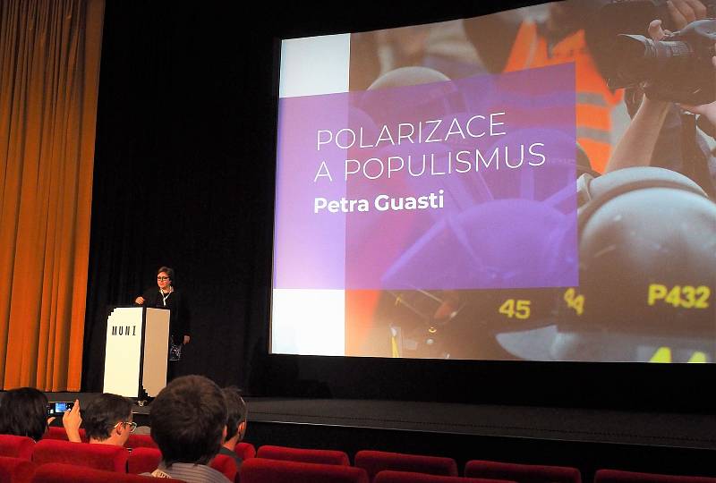 Zahajovací konference Národního institutu SYRI v brněnském kině Scala.