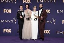 Zleva Andrew Scott, Phoebe Waller-Bridgeová, Sian Cliffordová a Brett Gelman s cenami Emmy za komediální seriál Potvora (Fleabag)