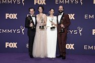 Zleva Andrew Scott, Phoebe Waller-Bridgeová, Sian Cliffordová a Brett Gelman s cenami Emmy za komediální seriál Potvora (Fleabag)