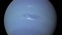 Neptun vyfocený sondou Voyager 2, jedinou, která planetu navštívila. Snímek pochází z roku 1989.