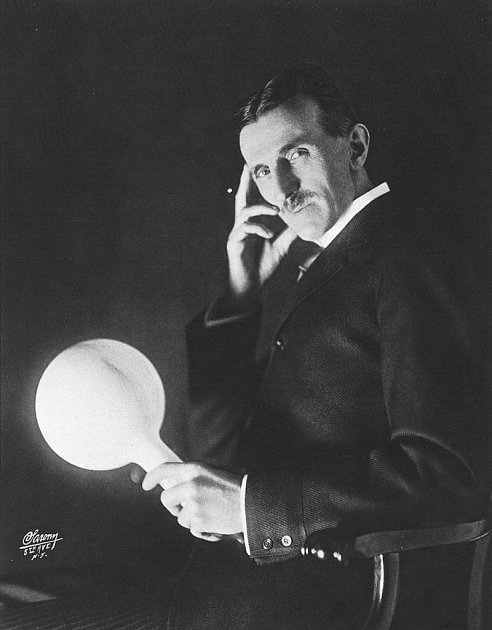 Jeden z pozoruhodných experimentů Nikoly Tesly. I když odnesl lampu několik metrů od generátoru, svítila dál