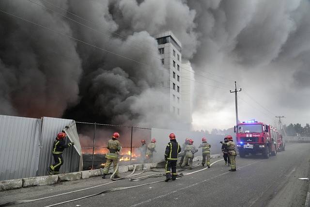 Hořící logistické centrum v ukrajinské metropoli Kyjevě, 3. března 2022.