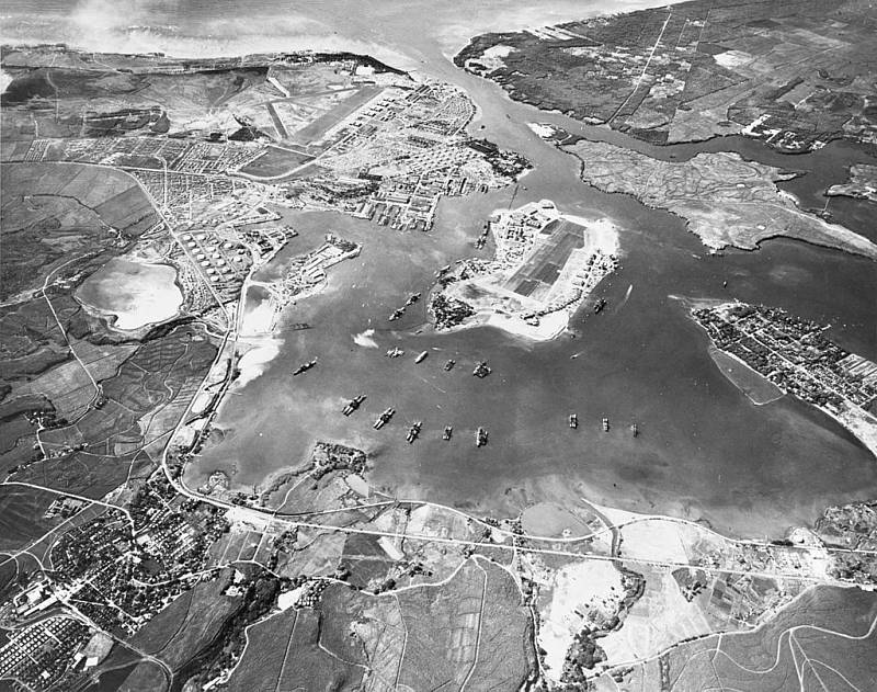 Pearl Harbor 30. října 1941 při pohledu na jihozápad. Fordův ostrov je uprostřed snímku