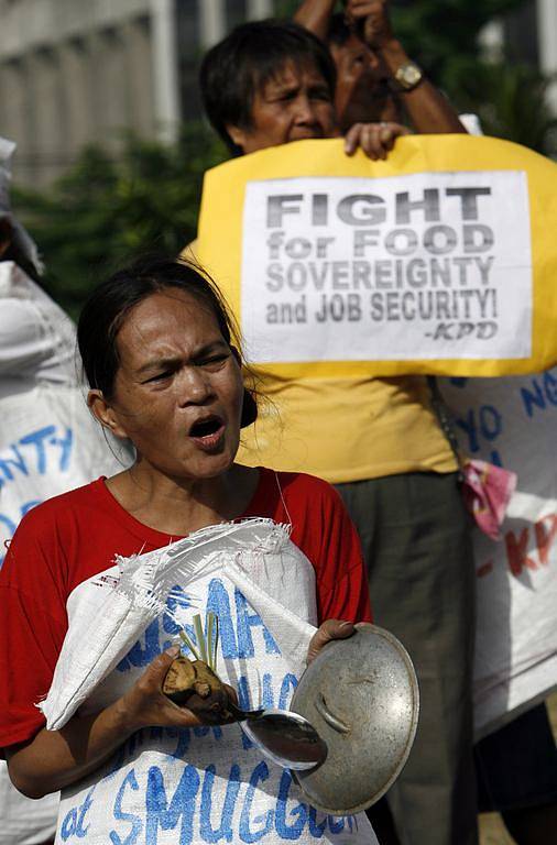 A takhle protestují ti, na které se nedostalo. Ženy oblečené v napodobeninách pytlů na rýži s transparenty s heslem „Boj za potravinovou suverenitu a jistotu zaměstnání“ demonstrují v rušných ulicích Manily. Podle nichnese vinu za růst cen vláda.
