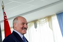 Běloruský prezident Alexandr Lukašenko u voleb.