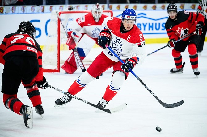 Tomáš Hamara v souboji s kanadskými hokejisty ve čtvrtfinálo MS hráčů do 20 let