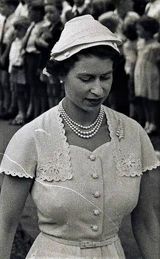 Bez dvou kousků šperků Alžběta II. na oficiální události prakticky nechodila. Každý den nosila stejný třířadový perlový náhrdelník a brož. Tu ladila ke konkrétní příležitosti. K návštěvě Nového Zélandu zvolila šperk ve tvaru novozélanského listu