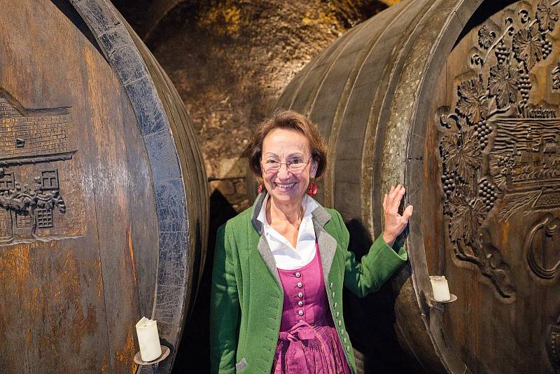 Světově uznávané vinařství Nikolaihof Wachau v Dolním Rakousku je vzdálené asi hodinu cesty autem od jihomoravského Znojma. Průvodkyní je průkopnice biodynamického vinařství a filozofie Christine Saahs.