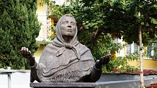 Pomník bulharské věštkyně Vangy na nádvoří jejího domu-muzea. (Petrič, Bulharsko - 29. září 2021)