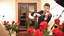 Závěrečný koncert z cyklu Sukův hudební Štiřín zaznamenal rekordní účast. Na snímku houslista Ivan Ženatý.