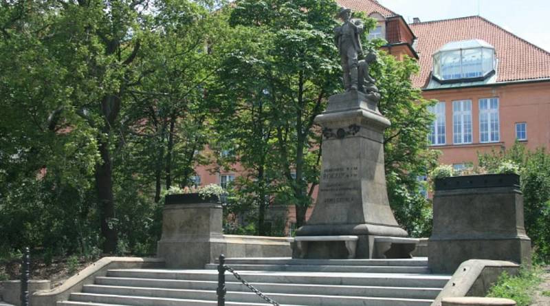 Pomník Benedikta Roezla na Karlově náměstí v Praze 2.