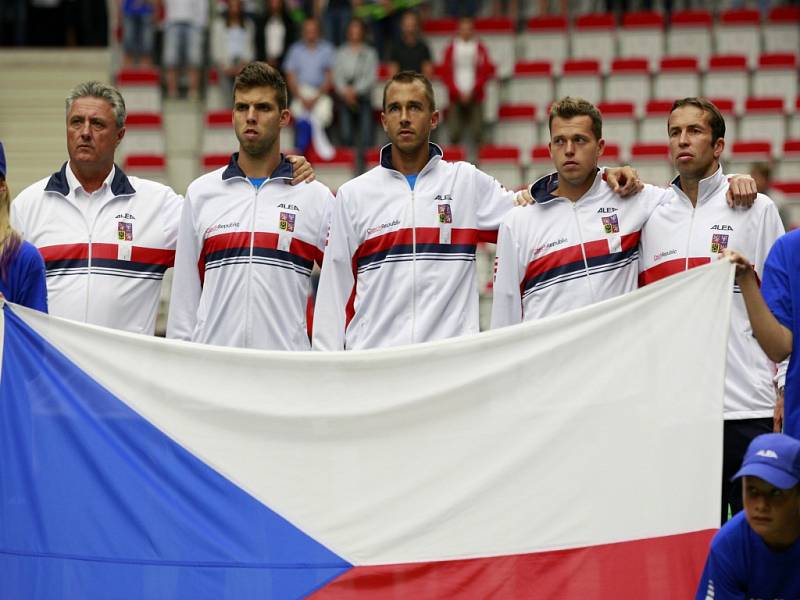 Český tým (zleva) kapitán Jaroslav Navrátil, Jiří Veselý, Lukáš Rosol, Adam Pavlásek a Radek Štěpánek před čtvrtfinále Davis Cupu proti Francii.
