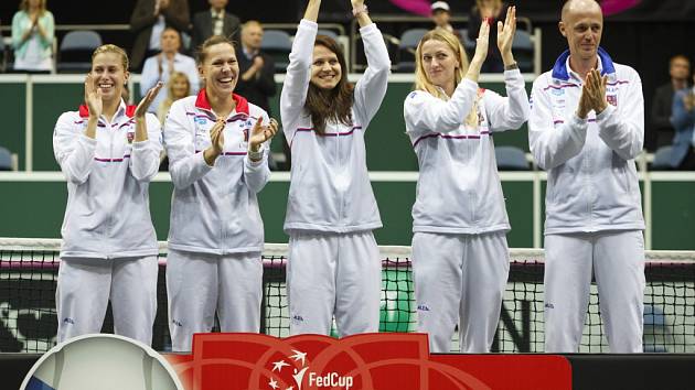 Český fedcupový tým (zleva) Andrea Hlaváčková, Lucie Hradecká, Lucie Šafářová, Petra Kvitová a kapitán Petr Pála se radují z triumfu ve Fed Cupu.