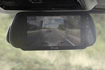 Land Rover vyvíjí kamerový systém, který umožní vidět skrz tažený přívěs nebo karavan.